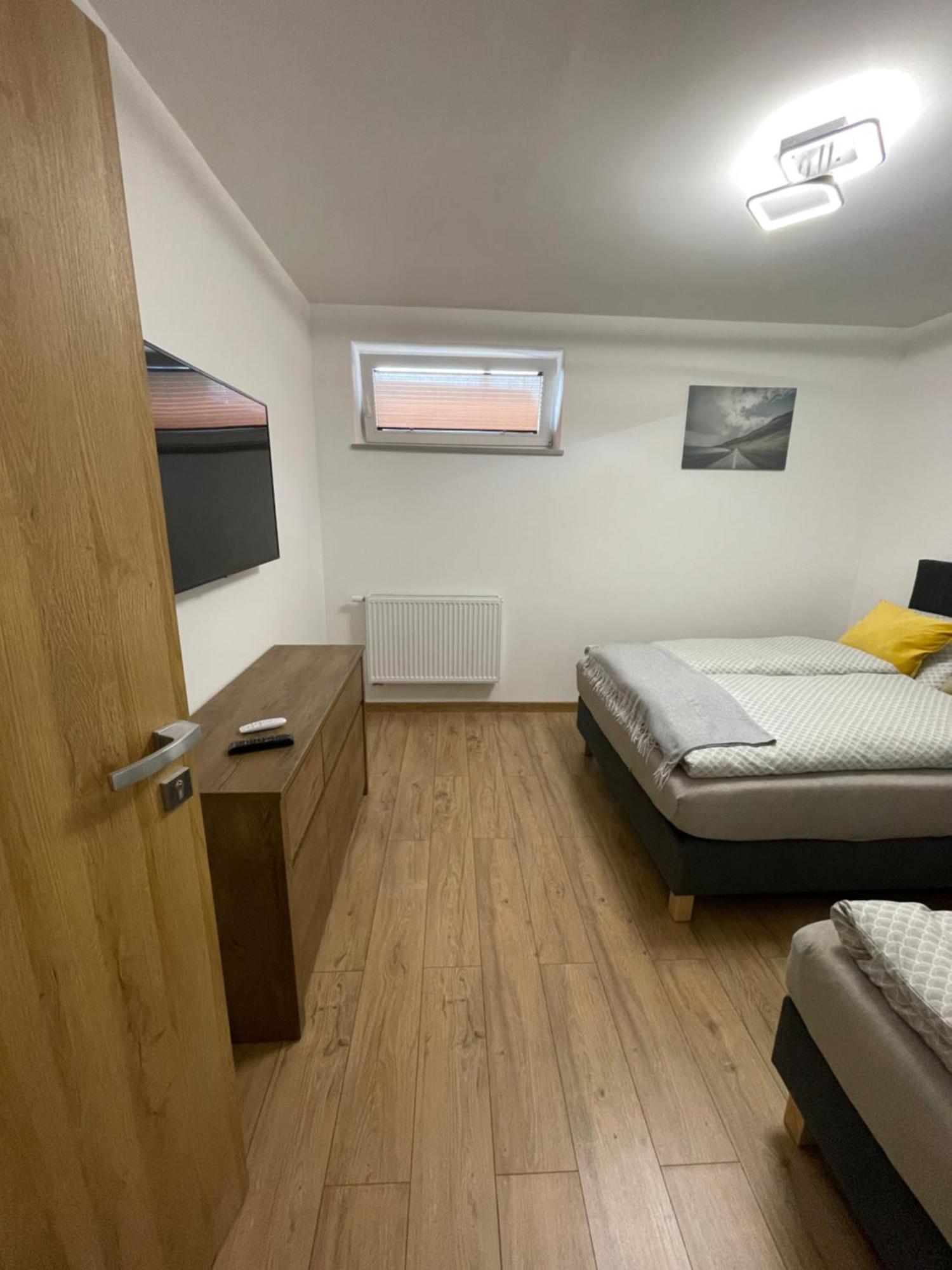 Route 7 Rooms Myslenice Bagian luar foto